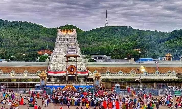 తిరుమలలో కొనసాగుతున్న భక్తుల రద్దీ.. సర్వ దర్శనానికి 18 గంటలు