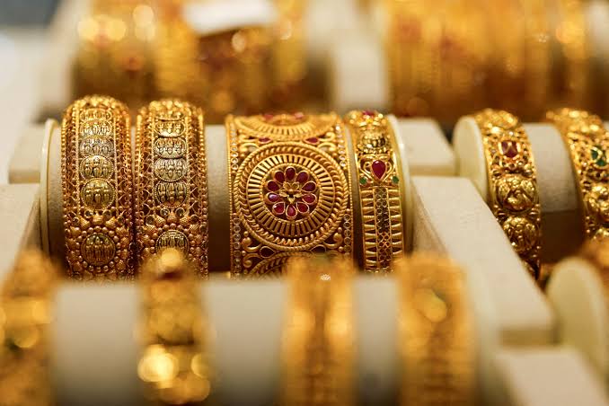 Gold price: స్వల్పంగా దిగొచ్చిన బంగారం, వెండి ధరలు!